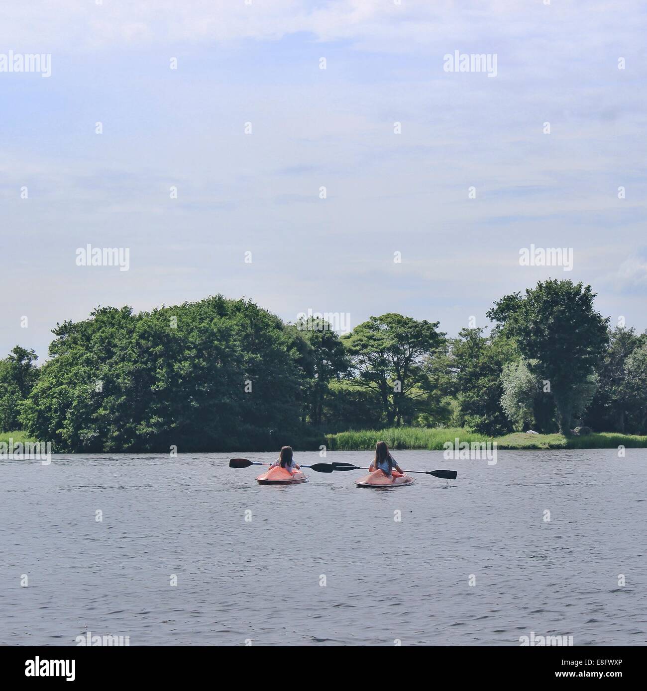 Deux filles kayak sur le lac Banque D'Images