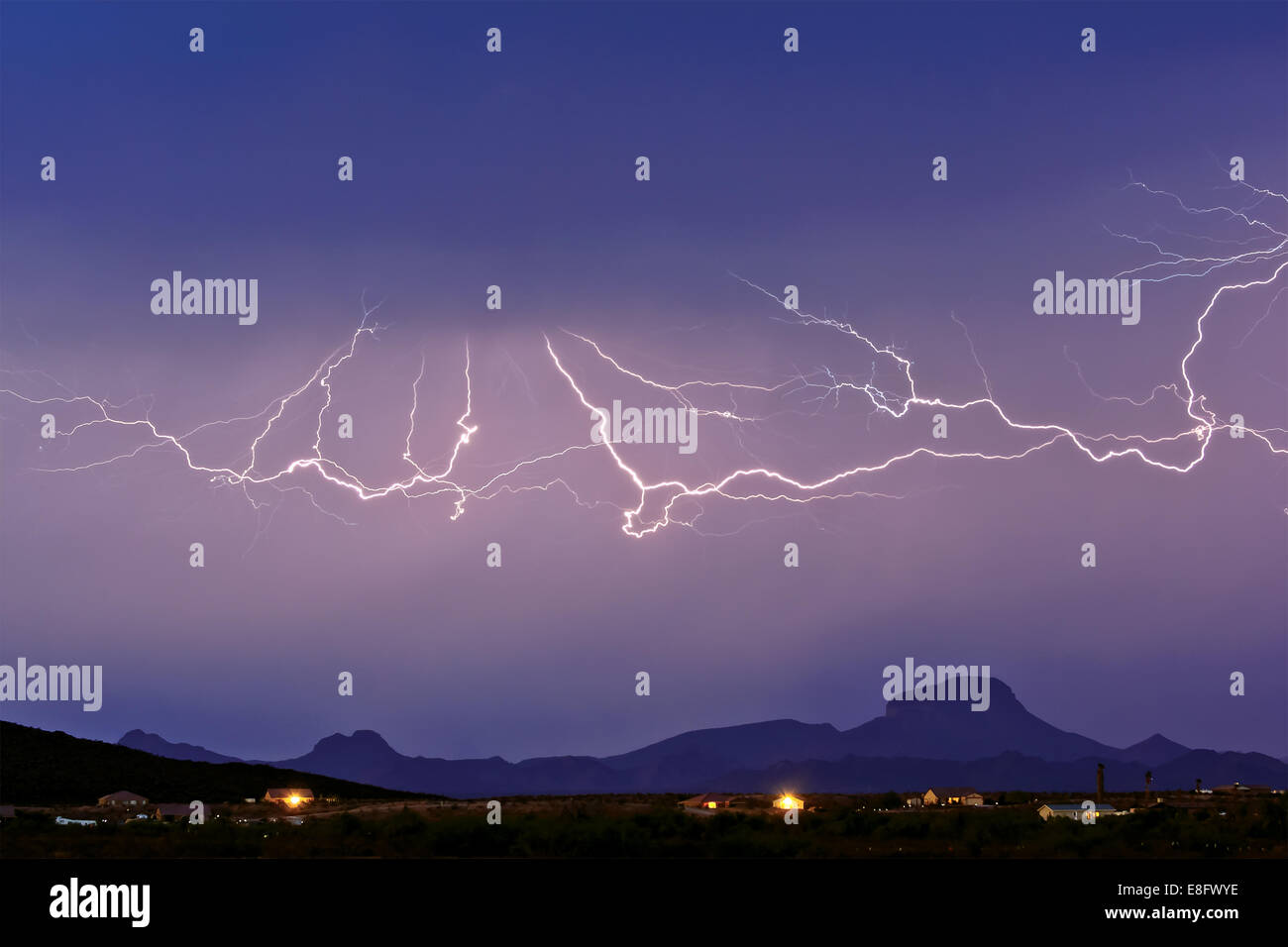USA, Arizona, comté de Maricopa, Hassayampa, la foudre sur les montagnes Banque D'Images