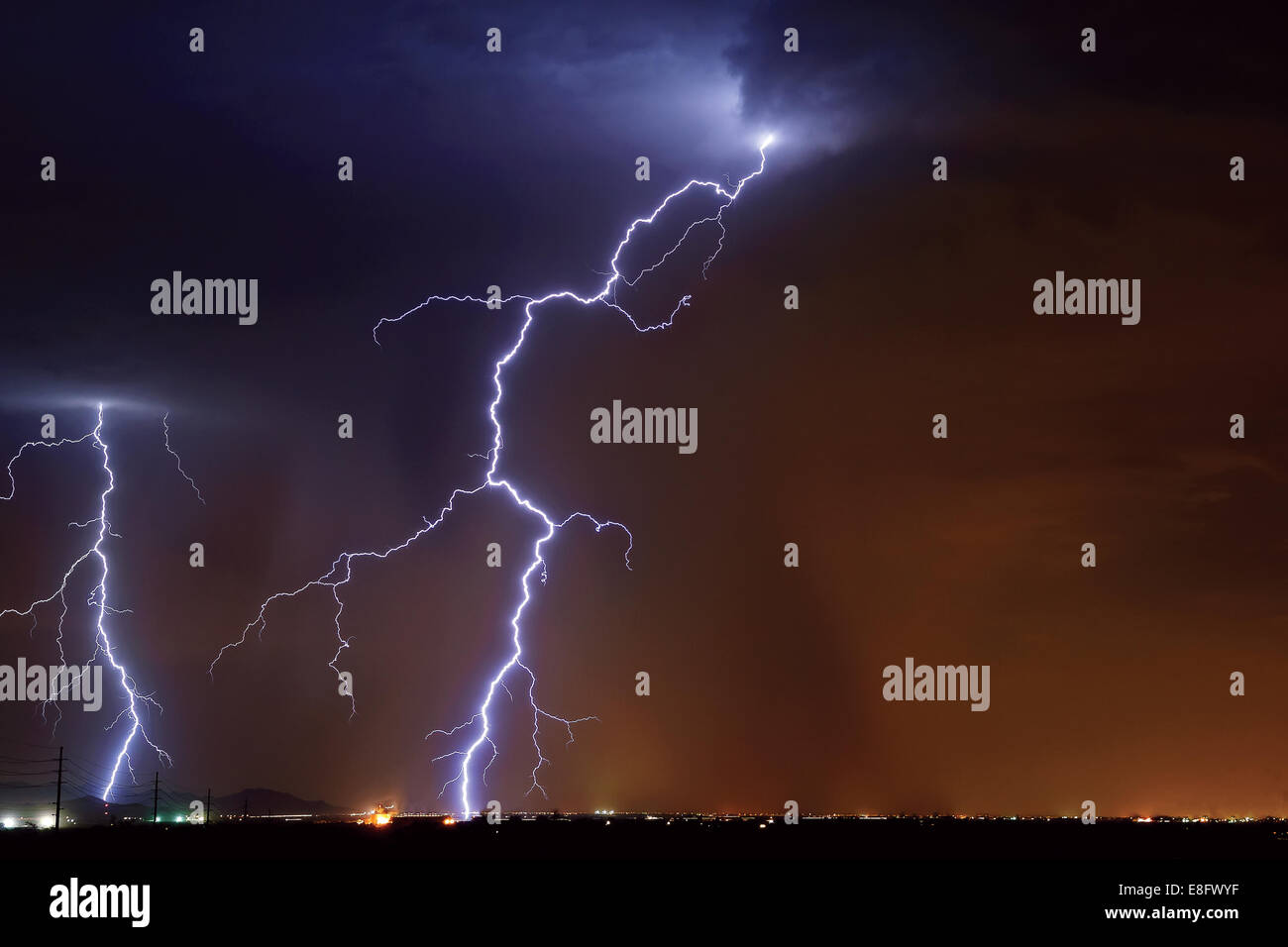USA, Arizona, comté de Maricopa, Hassayampa, La foudre frappant en zone agricole près de little town Banque D'Images