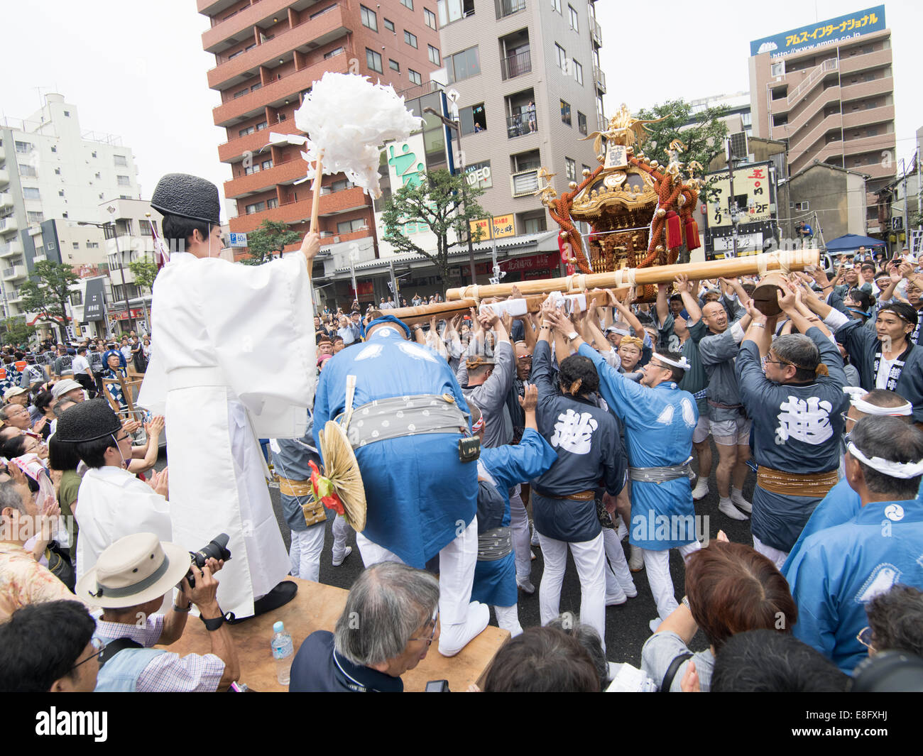 Portant le mikoshi Fukagawa Fetival aka jeter de l'eau festival tenu à Tomioka Hachimangu, Tokyo, Japan Banque D'Images