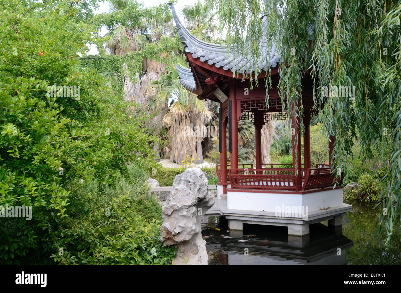 Kiosque ou pavillon chinois & saule pleureur sur le lac dans le jardin chinois du Parc Borely Marseille Provence France Banque D'Images