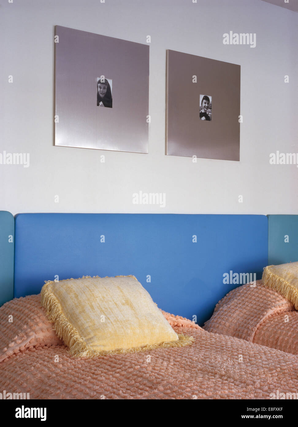 Photographies de métal au-dessus de lits jumeaux avec couvre-lits et coussins crème candlewick dans chambre à coucher moderne Banque D'Images