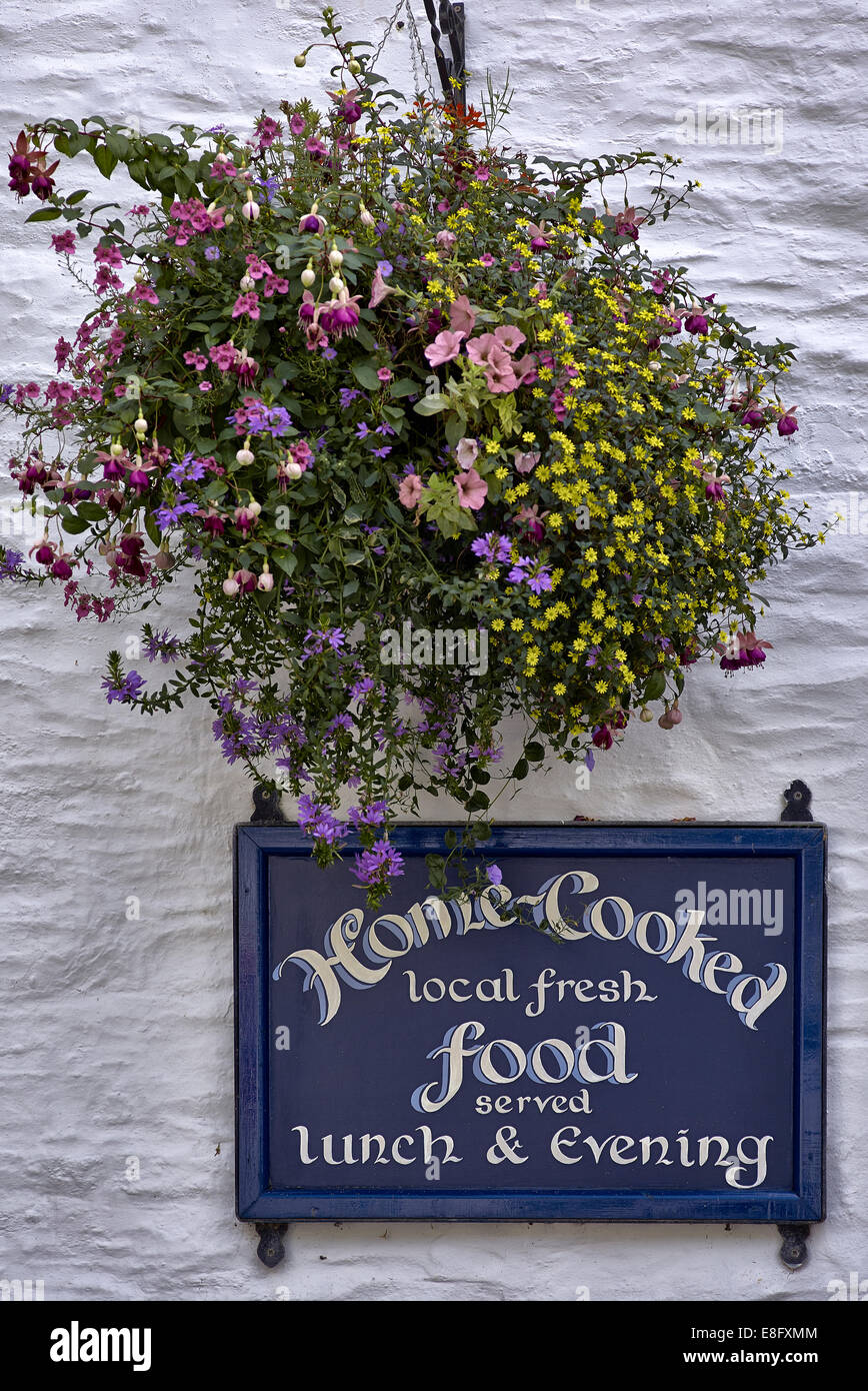 Mur Restaurant publicité et l'affichage floral promouvoir des plats maison. England UK Banque D'Images