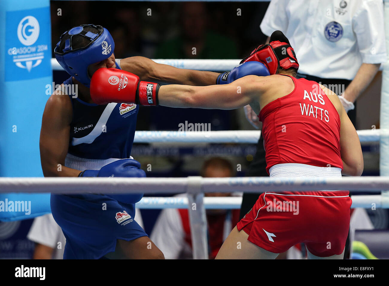 Shelley Watts (AUS) (rouge) bat Natasha Jonas (FRA) (bleu). Womens 57-60 kg - poids léger - Boxe - SECC Glasgow - Royaume-Uni - 29/07/2 Banque D'Images