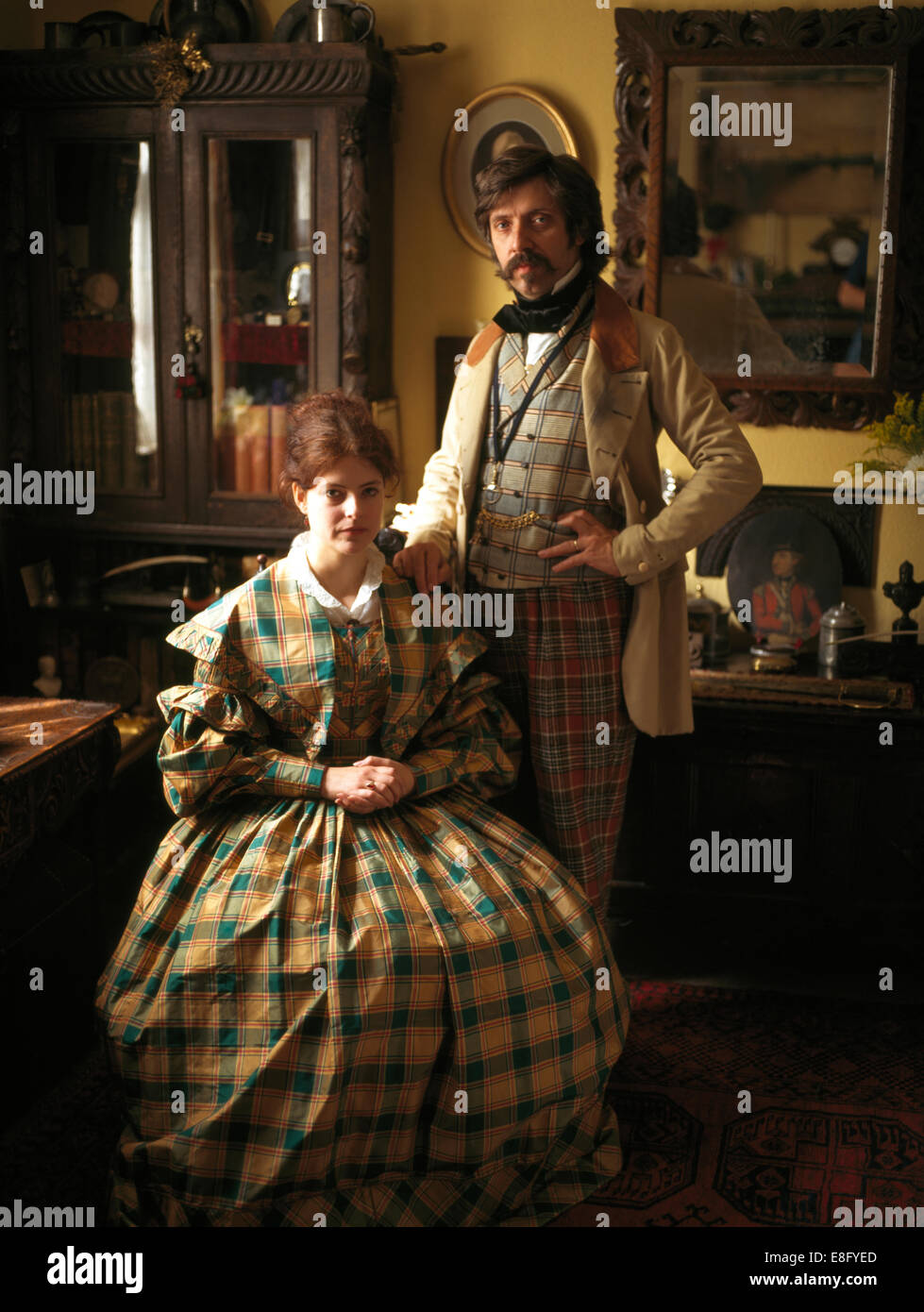 Couple with victorian clothes Banque de photographies et d'images à haute  résolution - Alamy