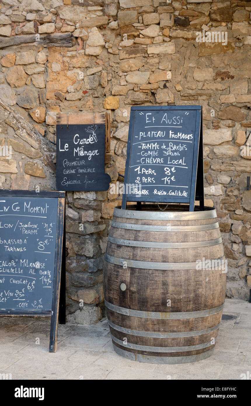 Menu Tableau noir placé sur le baril de bière en fût, ou à l'extérieur restaurant Tun à Le Castellet Var Provence France Banque D'Images