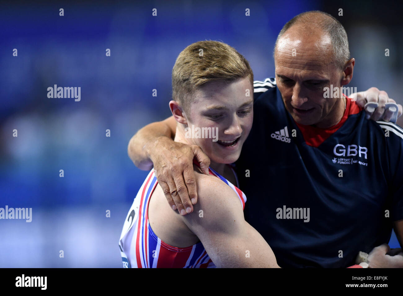 Nanning, Chine, région autonome Zhuang du Guangxi. Oct 7, 2014. Nil Wilson (L) de la Grande-Bretagne célèbre avec son entraîneur au cours de l'équipe masculine de finale de la 45e Championnats du monde de gymnastique à Nanning, capitale de la Chine du Sud, région autonome Zhuang du Guangxi, le 7 octobre 2014. Banque D'Images