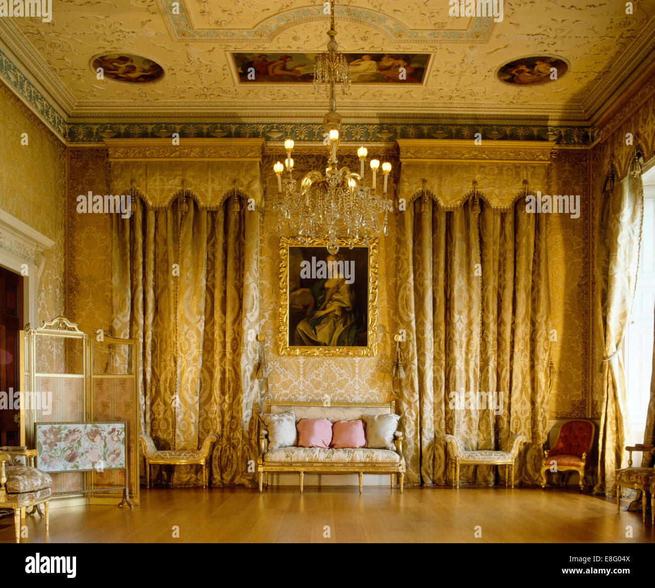 Or opulent rideaux et mobilier doré dans Stately Home salle de dessin Banque D'Images