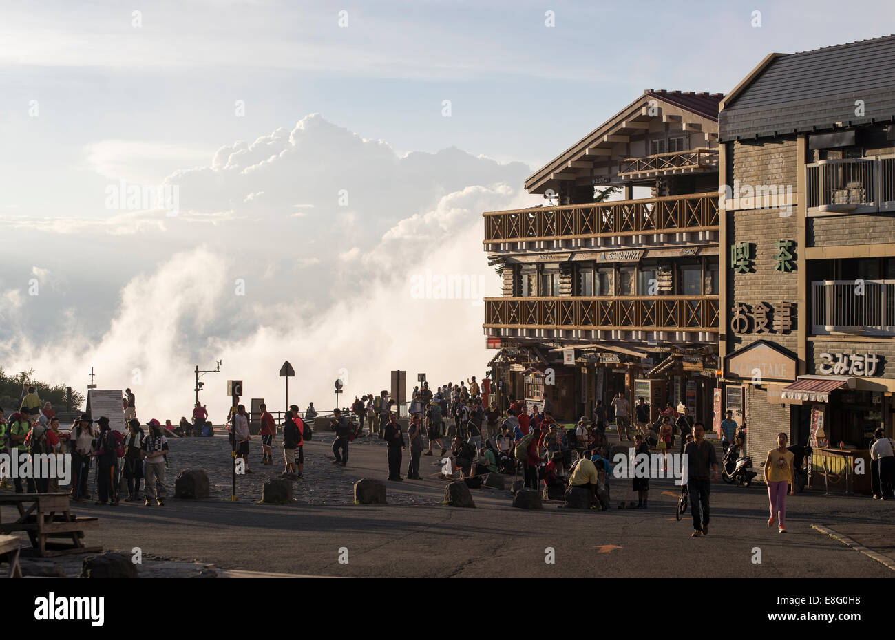 La ligne Mt. Fuji, JAPON - Fuji Subaru 5ème Station de la ligne (Yoshida Trail) au crépuscule. Banque D'Images