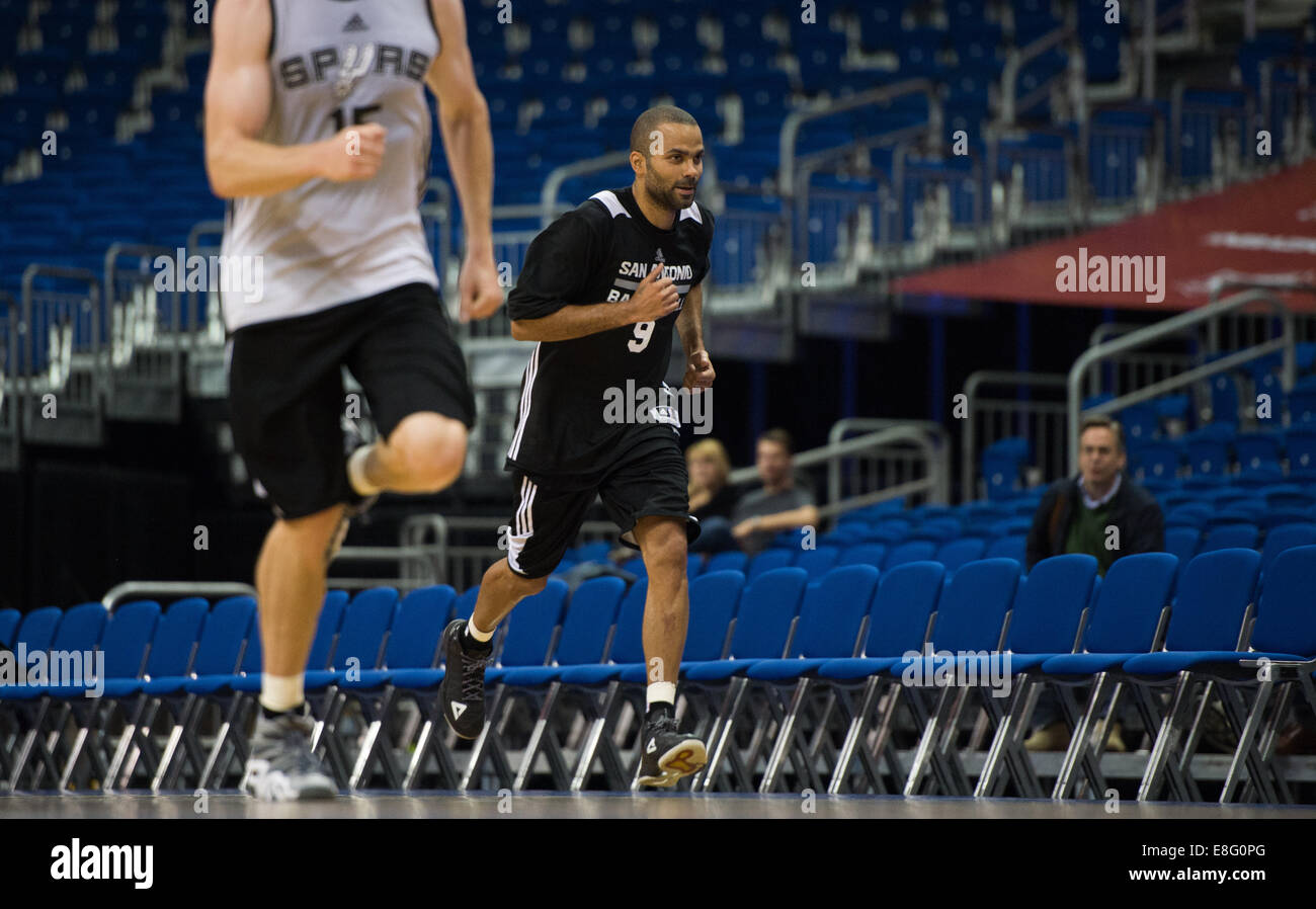 Berlin, Allemagne. Oct 7, 2014. San Antonio, Tony Parker au cours de la session de formation par les Spurs de San Antonio à 02 World à Berlin, Allemagne, 07 octobre 2014. Le match entre l'Alba Berlin et les San Antonio Spurs a lieu le 08 octobre 2014, dans le cadre de la NBA Jeux Mondiaux. Dpa : Crédit photo alliance/Alamy Live News Banque D'Images