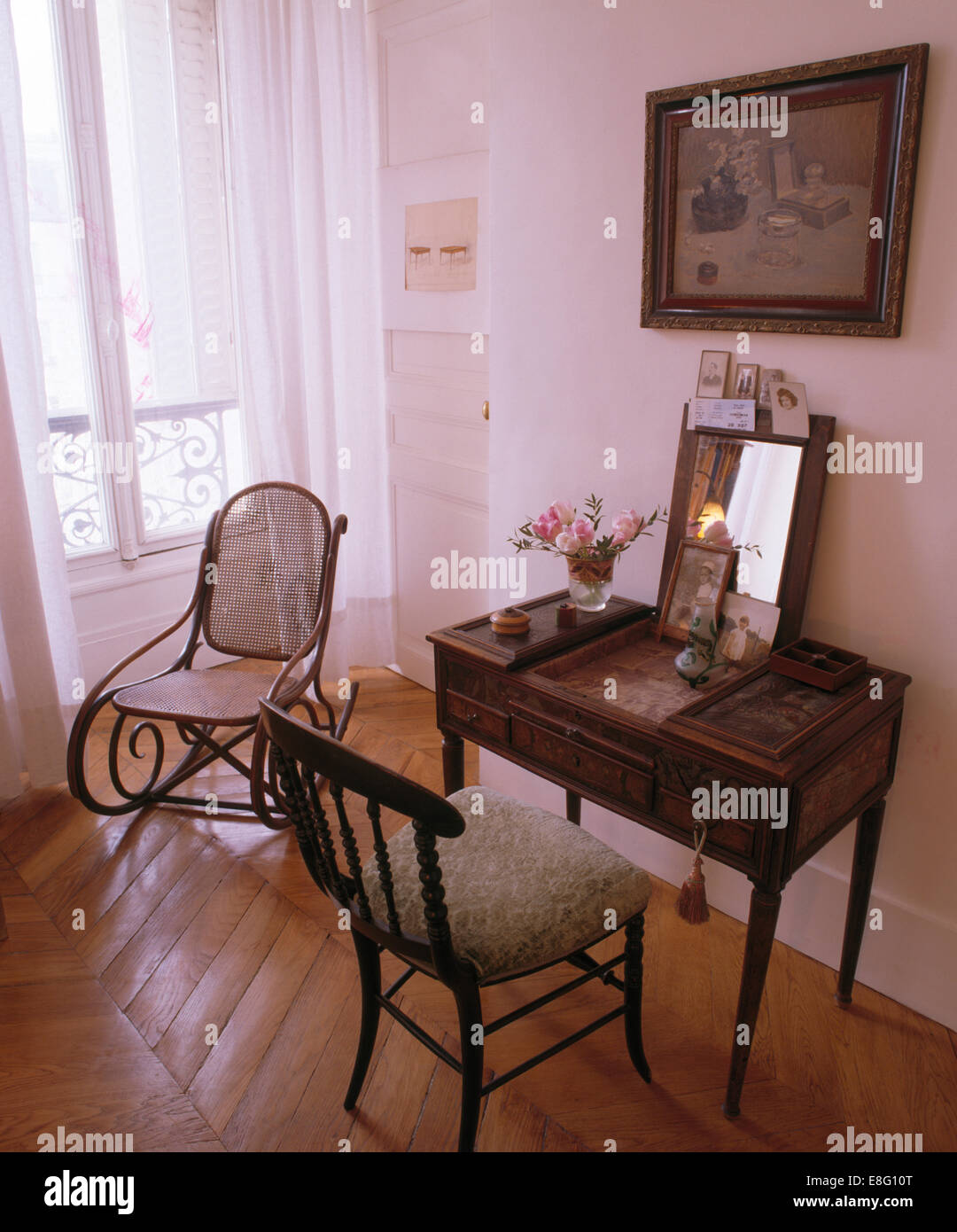 Bureau ancien et chaise dans la chambre avec un fauteuil à bascule en bois et parquet Banque D'Images