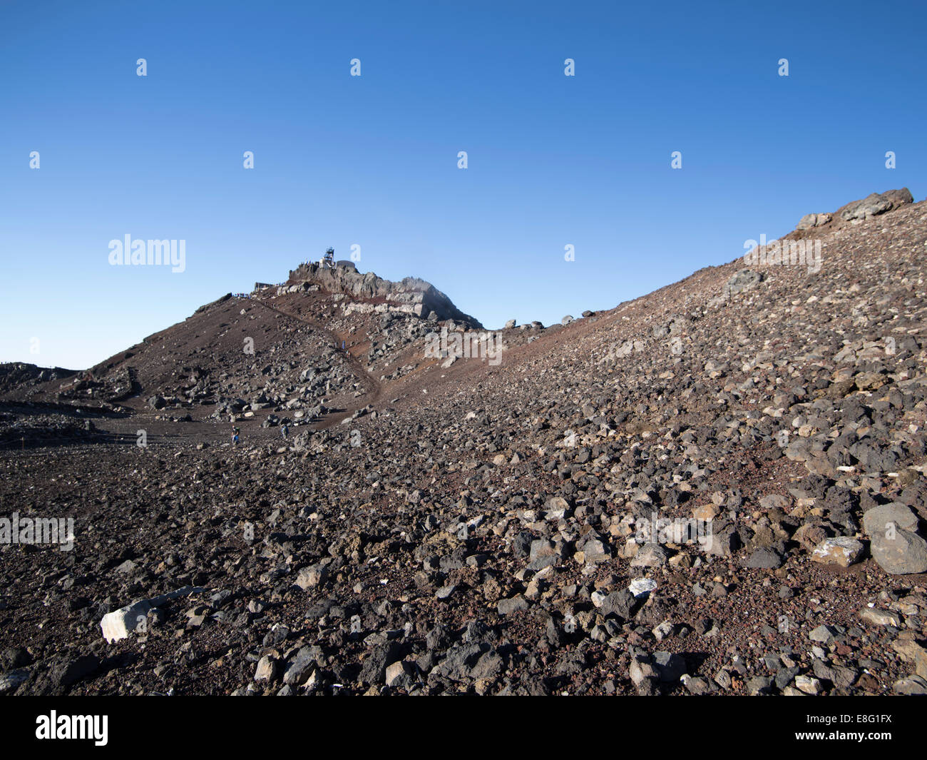 La ligne Mt. Fuji, JAPON - Le pic y compris la station météorologique dans l'arrière-plan, à l'aube. Banque D'Images
