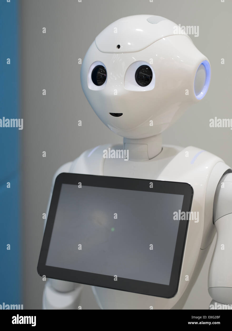 Pepper un robot humanoïde par Aldebaran Robotics et SoftBank Mobile. Au magasin Softbank Aoyama, Tokyo, Japon. Banque D'Images