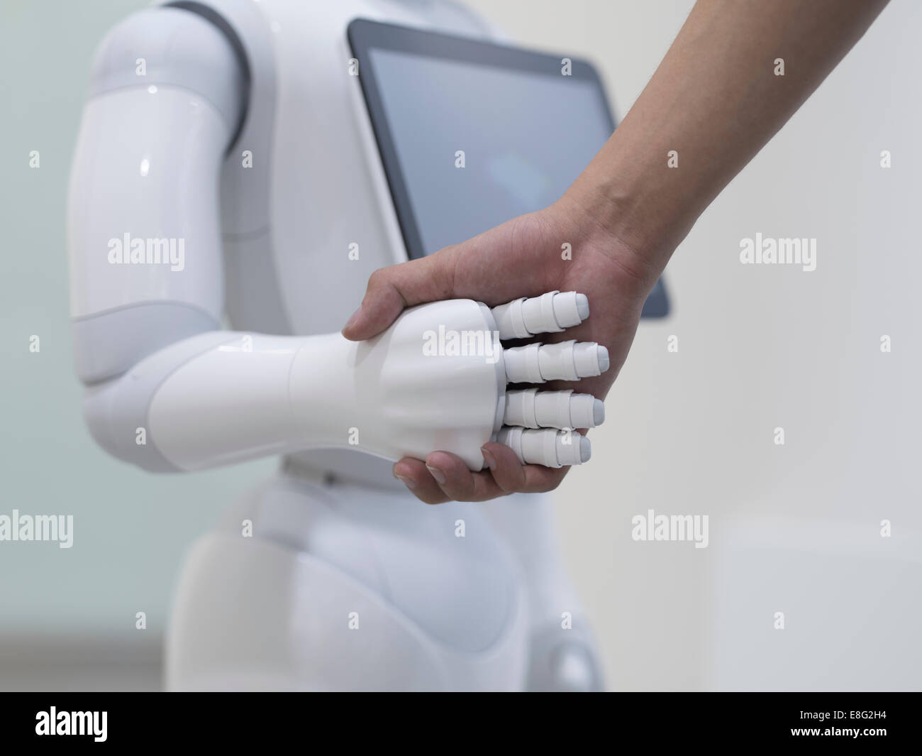 Pepper un robot humanoïde par Aldebaran Robotics et SoftBank Mobile. Au magasin Softbank Aoyama, Tokyo, Japon. Banque D'Images