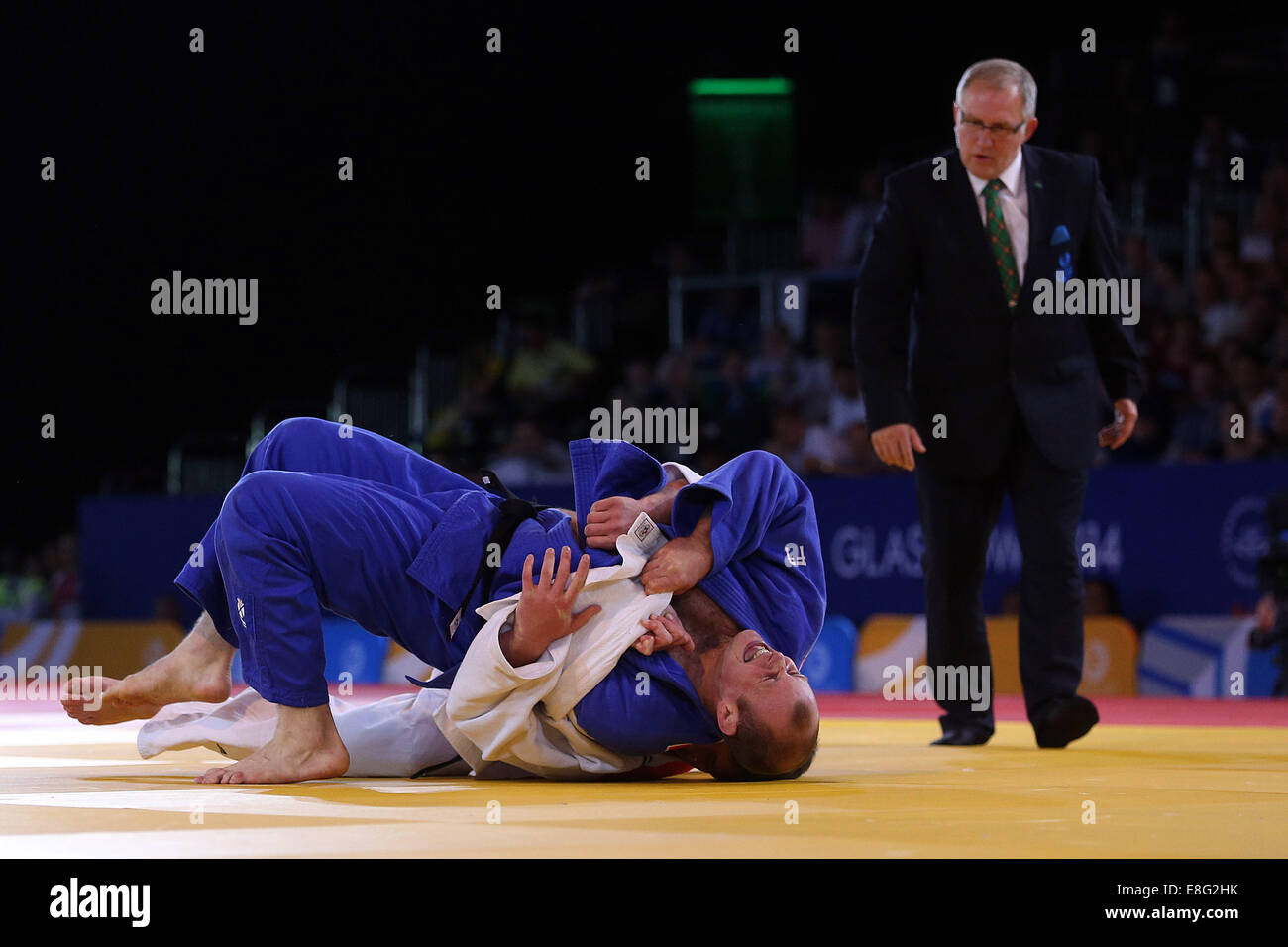 Christopher Sherrington (SCO) (bleu) bat Ruan Snyman (RSA) (blanc) pour gagner la médaille d'or - Judo  +100kg - Final - SECC Glasgow Banque D'Images