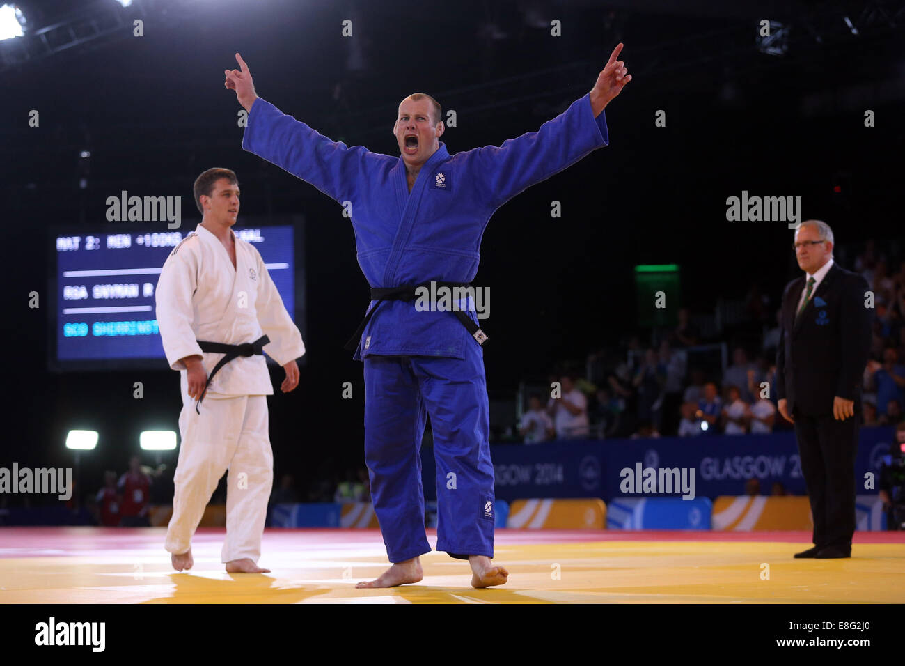 Christopher Sherrington (SCO) (bleu) bat Ruan Snyman (RSA) (blanc) pour gagner la médaille d'or - Judo  +100kg - Final - SECC Glasgow Banque D'Images