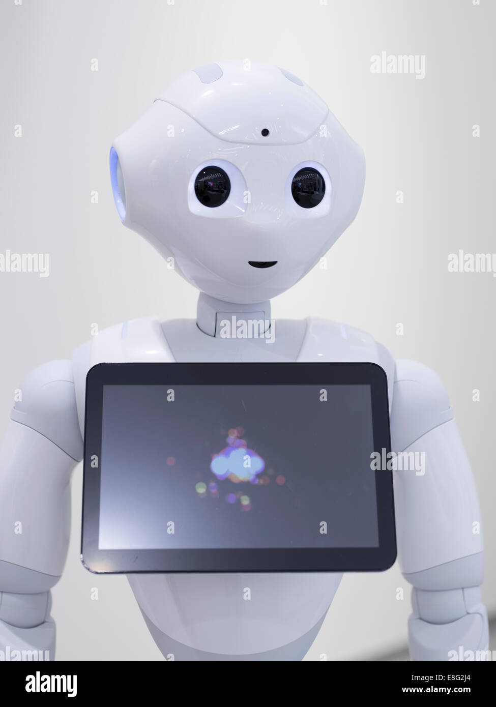 Pepper un robot humanoïde par Aldebaran Robotics et SoftBank Mobile. Au magasin Softbank Aoyama, Tokyo, Japon. Banque D'Images