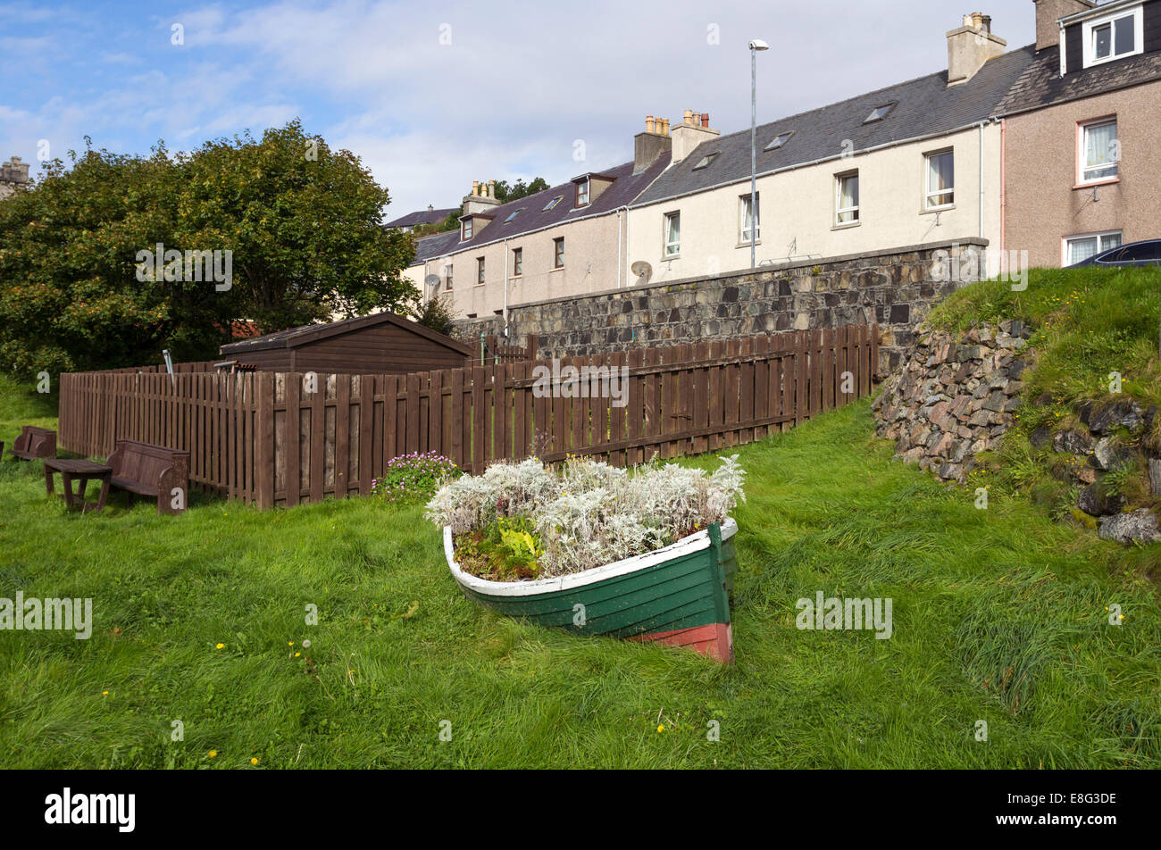 Bateau rempli de fleurs dans le petit village de Tarbert, Isle of Harris, Hébrides en Écosse UK Banque D'Images