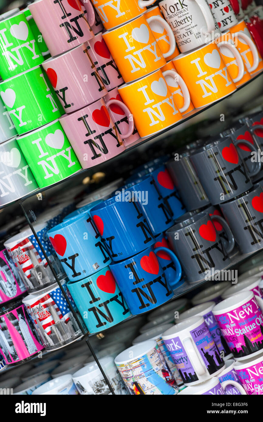 Lignes de 'I Love NY' Mugs empilés dans une boutique à New York. Banque D'Images