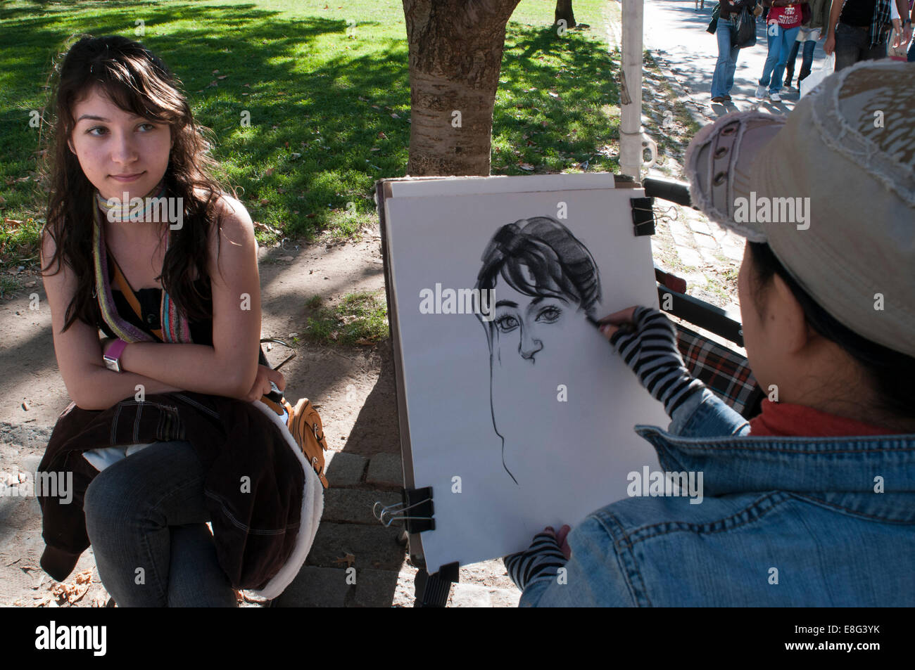 Dessinateur dans Battery Park City. Un grand espace vert avec une promenade le long de la rivière Hudson, commençant à la pointe sud de Tribeca, au Rockefeller Park et s'étend jusqu'à la Terminal de Ferry sur Staten Island, partageant la scène avec des immeubles modernes dans lesquelles vivent la jet-set New York. Être si près de l'ferries qui vont à la Statue de la liberté de nombreuses figures humaines de faire une vie en photographiant les touristes. Banque D'Images