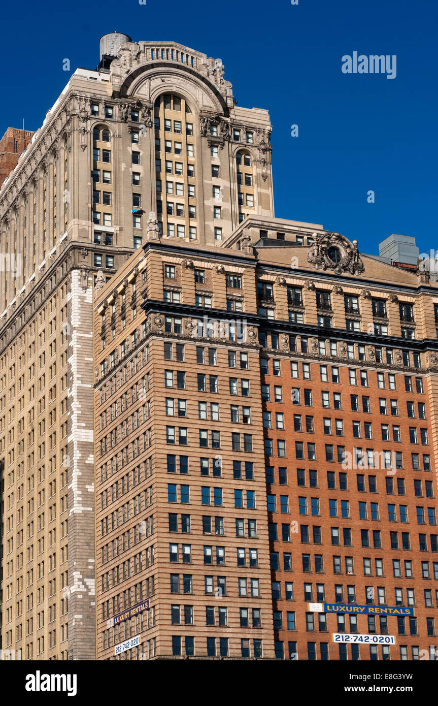 Location de maisons de luxe en front de mer de Battery Park et de la jetée A. Pier A dans Battery Park est un bâtiment construit en 1886 par le ministère de quais et de ferries, partiellement rénové, présente encore un triste état, il me semble qu'il y a un conflit entre les autorités et l'entreprise derrière sa réhabilitation. Le printemps dernier, s'est félicité de Amelia Earhart, la Reine et plusieurs chefs d'état. Banque D'Images