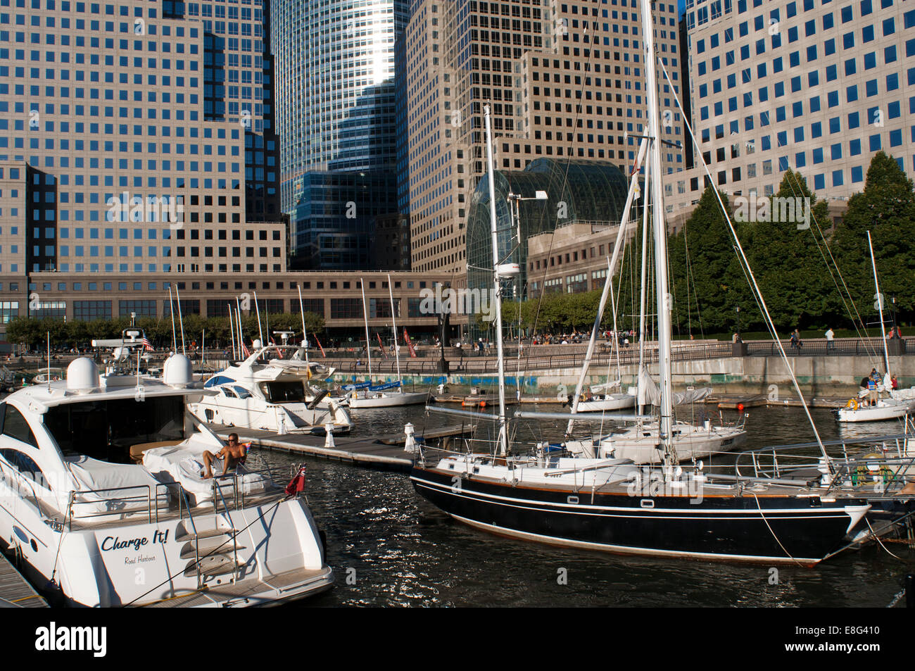 École de voile de Manhattan en centre financier mondial. Manhattan École de voile est la plus grande et la plus active dans l'école de voile e Banque D'Images