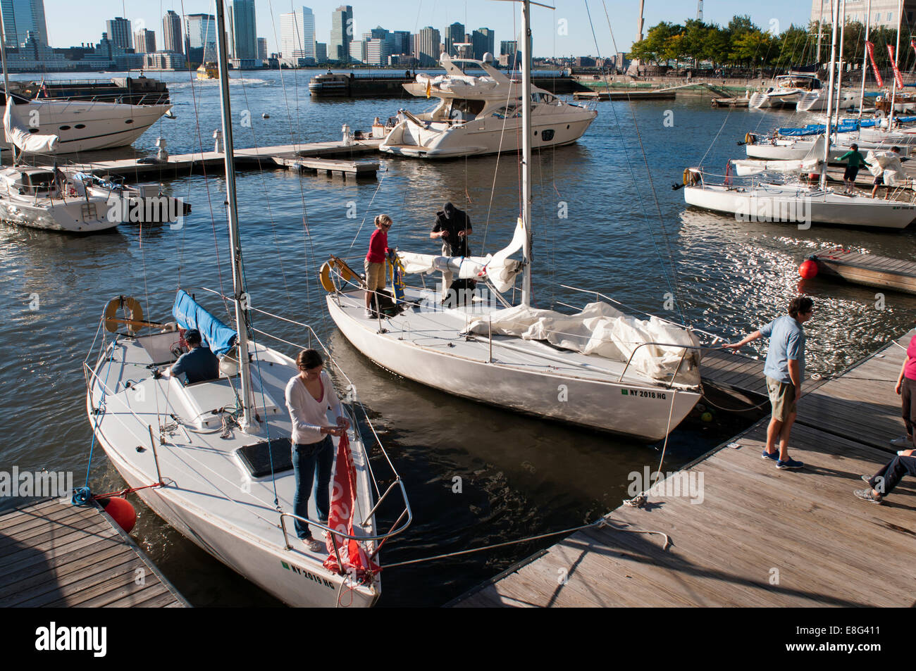 École de voile de Manhattan en centre financier mondial. Manhattan École de voile est la plus grande et la plus active dans l'école de voile e Banque D'Images