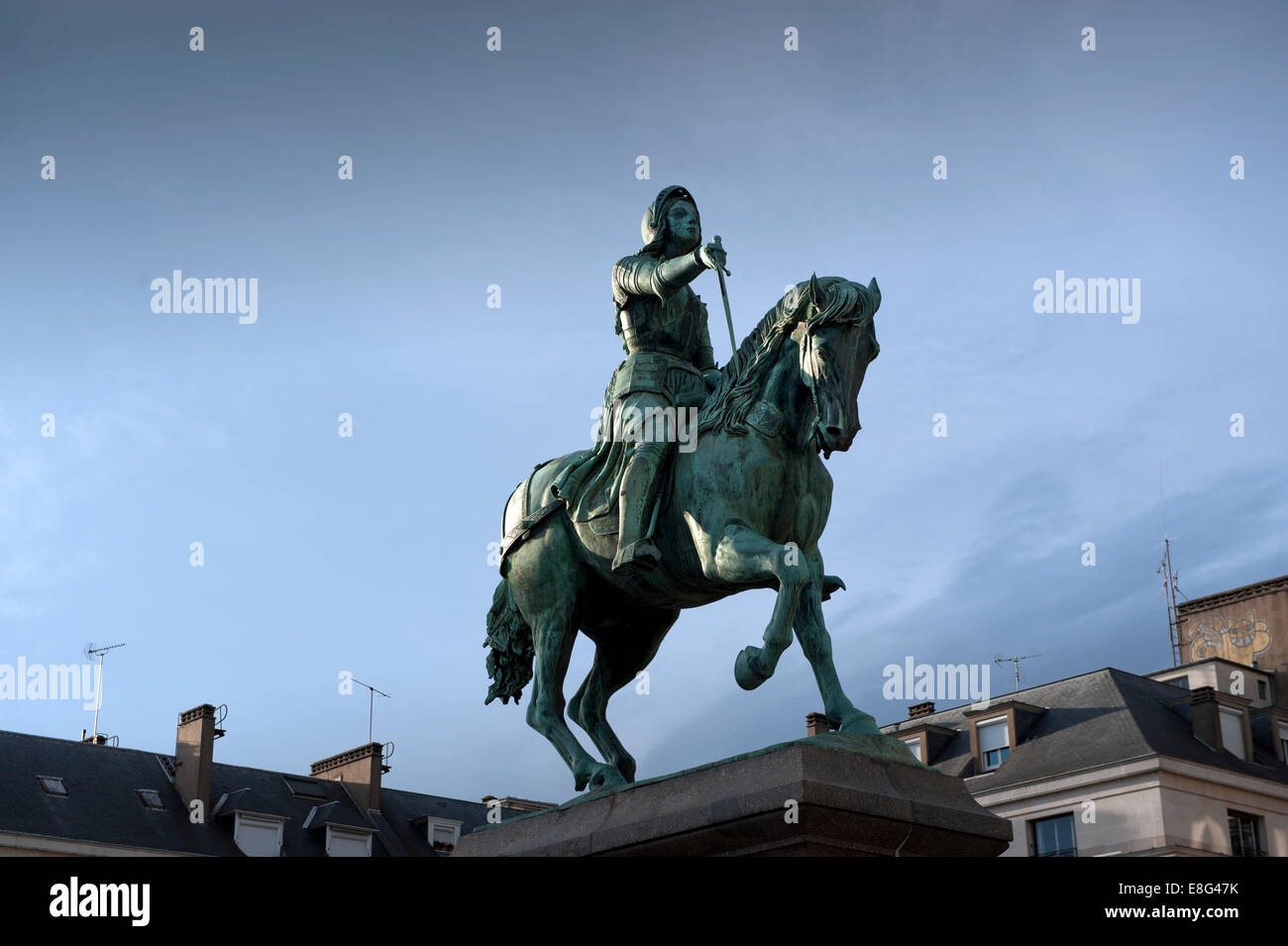 Statue de Jeanne d'Arc Orléans, France. Septembre 2014 Une grande statue de Jeanne d'Arc (Jeanne d'Arc) peut être trouvé dans une place de la ville Banque D'Images Statue de Jeanne d'Arc Orléans, France. Septembre 2014 Une grande statue de Jeanne d'Arc (Jeanne d'Arc) peut être trouvé dans une place de la ville Banque D'Images