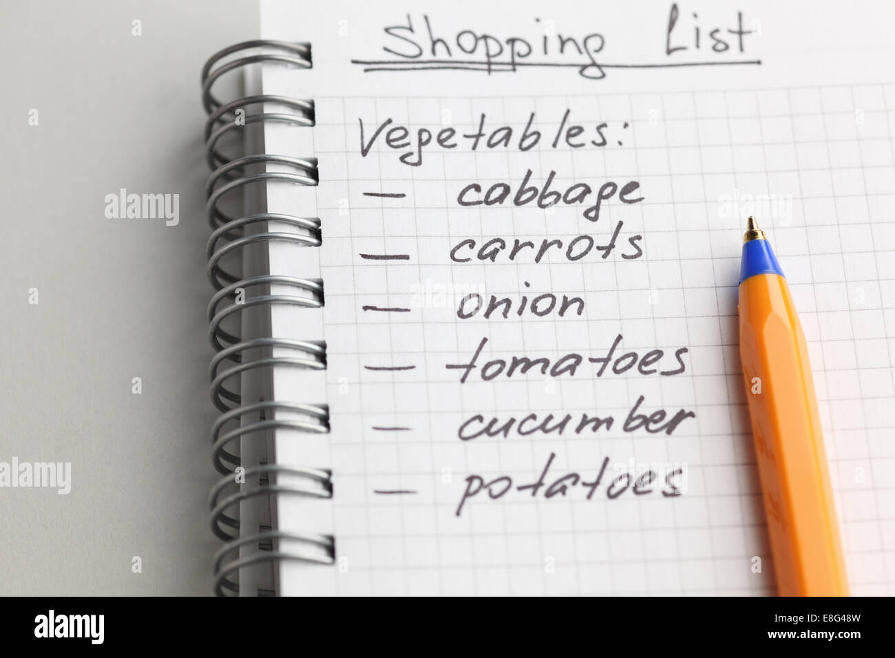 Liste de magasinage manuscrites avec stylo à bille. Banque D'Images