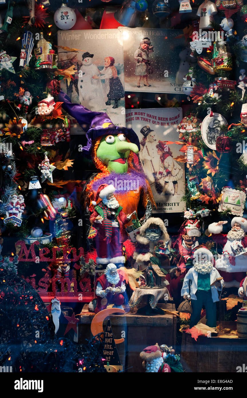 New York joyeux noël showcase. Boutique de vente d'un Père Noël diferents. Noël à New York New York est déjà fantastique et C Banque D'Images