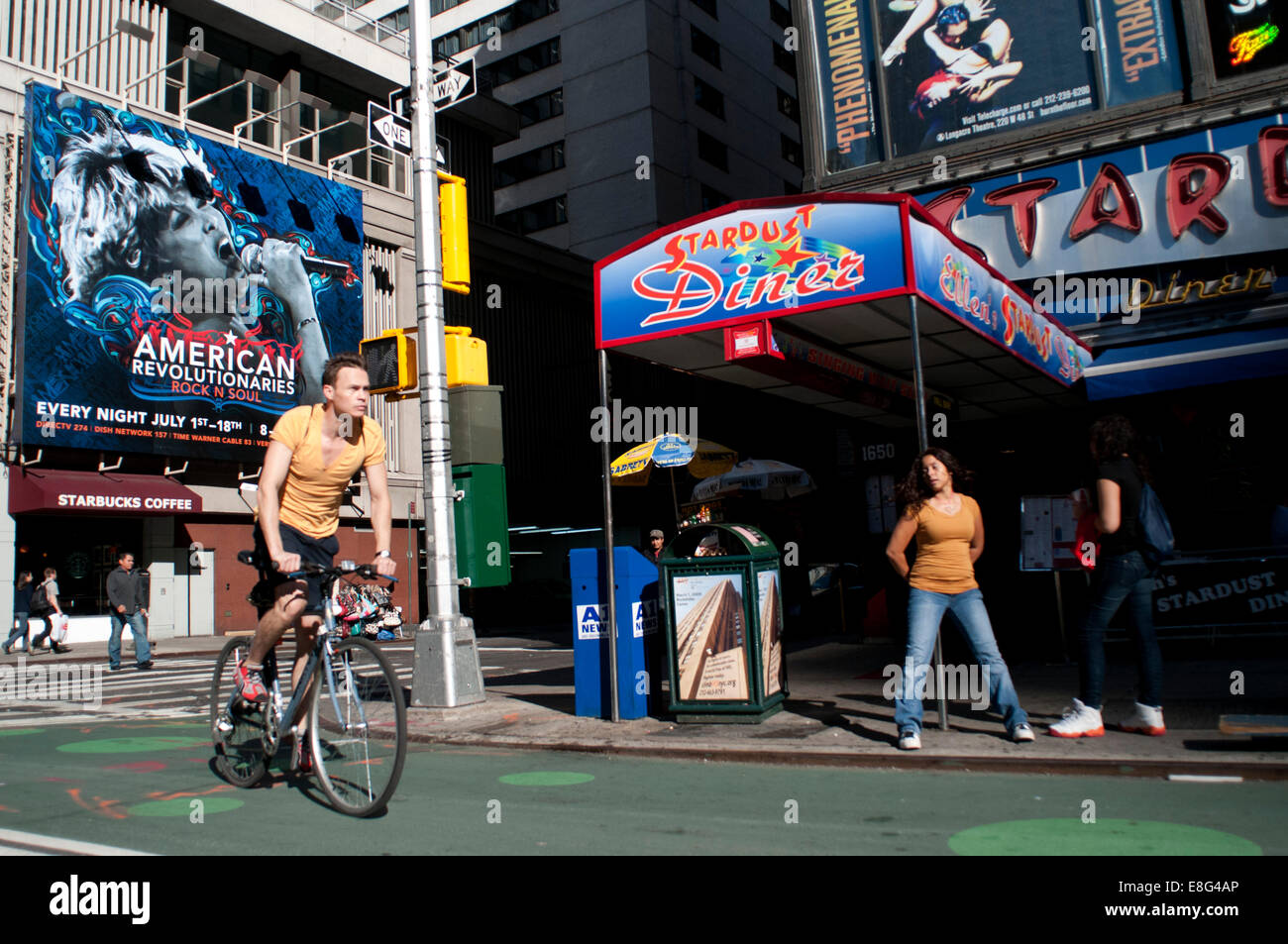 Stardust diner restaurant. USA, New York, Manhattan, Times Square. Ellen's Stardust Diner est un thème rétro années 50, restaurant situé au 1650 Broadway[ à l'angle sud-est de la 51e Rue à New York City. Le dîner est considéré comme l'un des meilleurs restaurants à thème à New York en raison de son chant waitstaff. La salle à manger contient également le thème rétro memorabilia tels que des photos de plusieurs anciens Miss Métro sur les murs, une piscine intérieure, un train et une télévision 1956 Predicta "drive-in theatre" de l'écran qui présente les performances des années 1950 et est populaire parmi les enfants et les adultes Banque D'Images