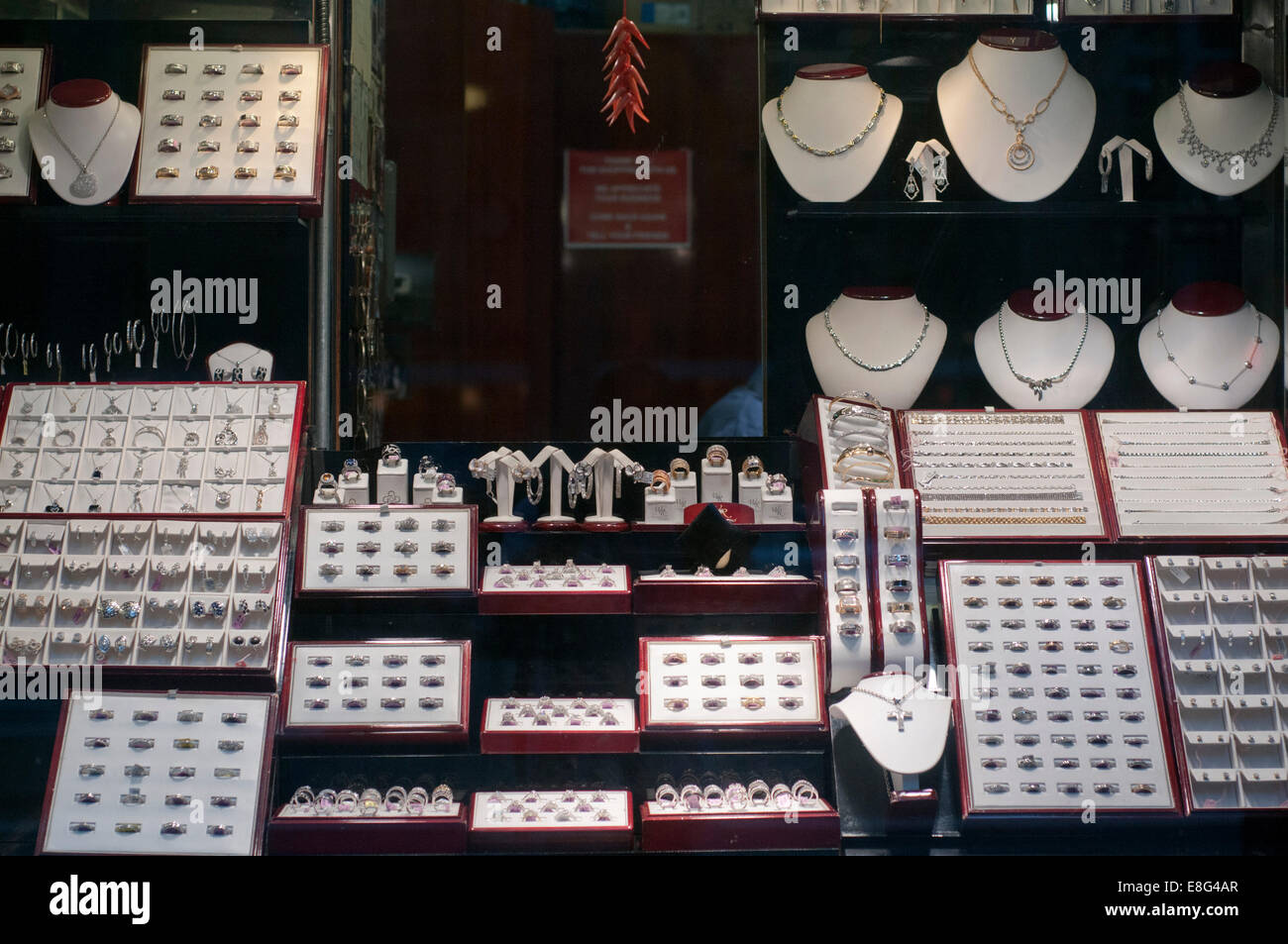 Diamond bijoux d'or et d'argent afficher dans Chinatown New York City. Edcora est le haut la main la meilleure expérience que nous avons bijoutier Banque D'Images