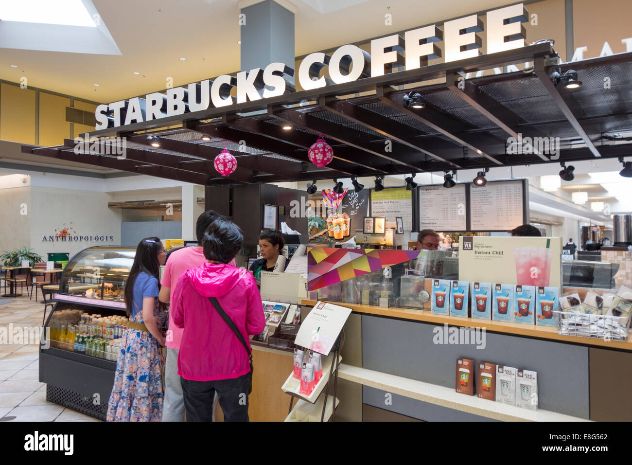 Café Starbucks dans le centre commercial Banque D'Images