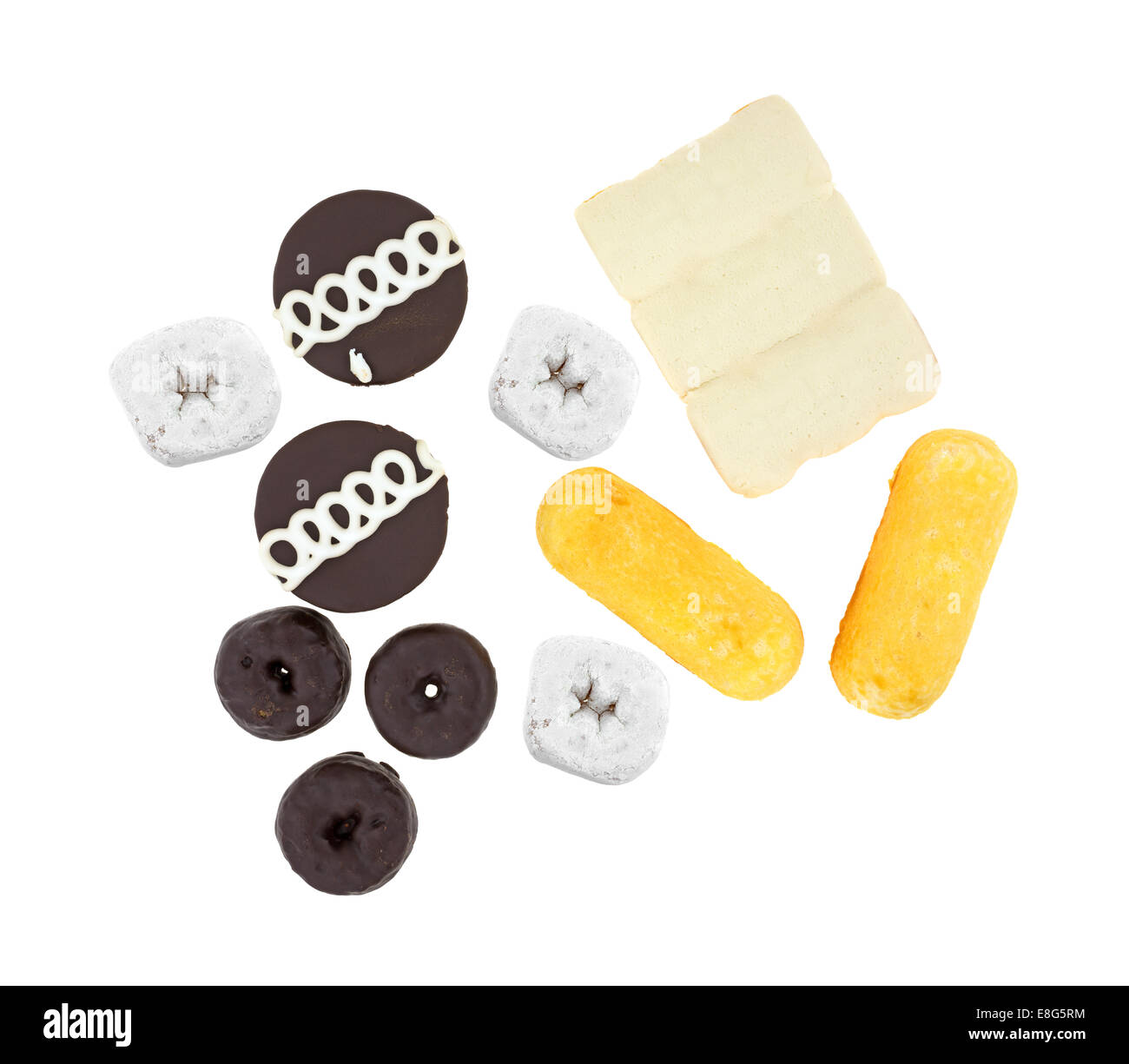 Plusieurs variétés de junk food gâteaux et beignets sur un fond blanc. Banque D'Images