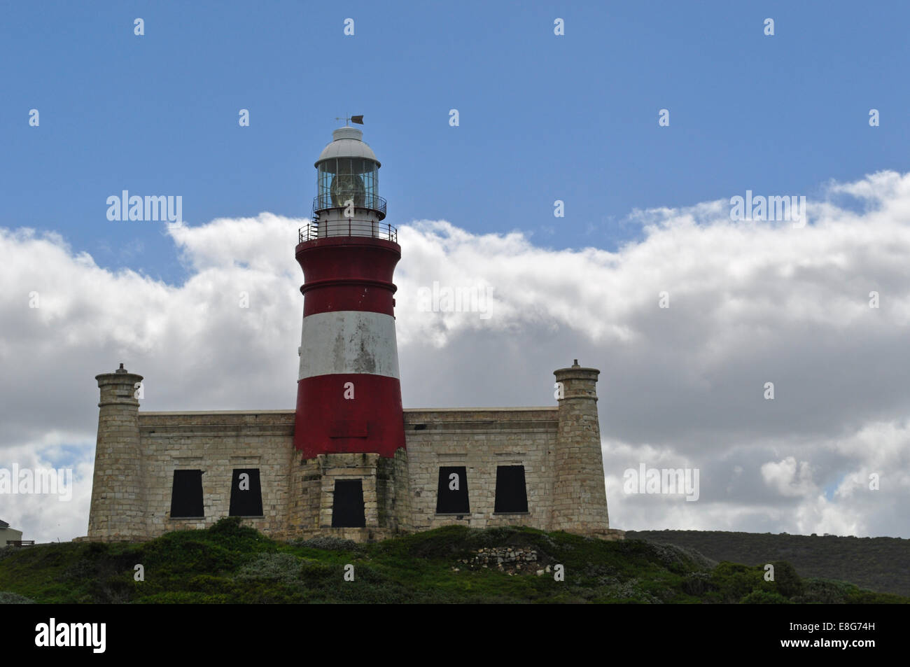 Afrique du Sud : le cap Agulhas lighthouse, la pointe sud de l'Afrique et la séparation entre l'océan Atlantique et l'Océan Indien Banque D'Images