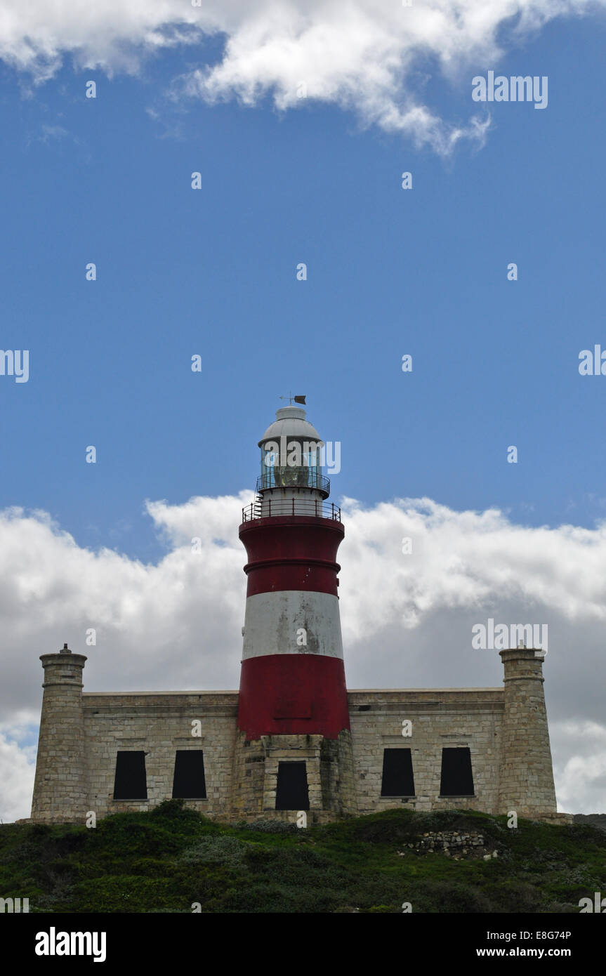 Afrique du Sud : le cap Agulhas lighthouse, la pointe sud de l'Afrique et la séparation entre l'océan Atlantique et l'Océan Indien Banque D'Images