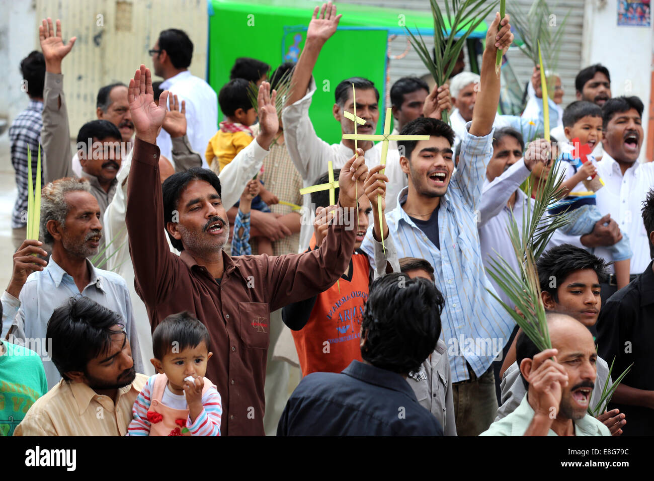 Les pèlerins chrétiens catholiques mars pendant la procession des Rameaux à travers le quartier chrétien Youhanabad de Lahore, Pakistan Banque D'Images