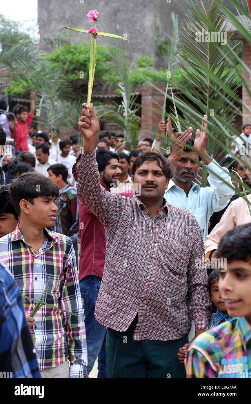 Les pèlerins chrétiens catholiques mars pendant la procession des Rameaux à travers le quartier chrétien Youhanabad de Lahore, Pakistan Banque D'Images