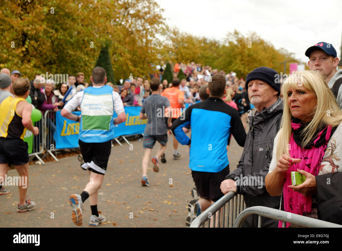 Les spectateurs d'encourager les coureurs de marathon approche de la ligne d'arrivée à Glasgow Green pendant la Grande Course écossais le 5 octobre Banque D'Images