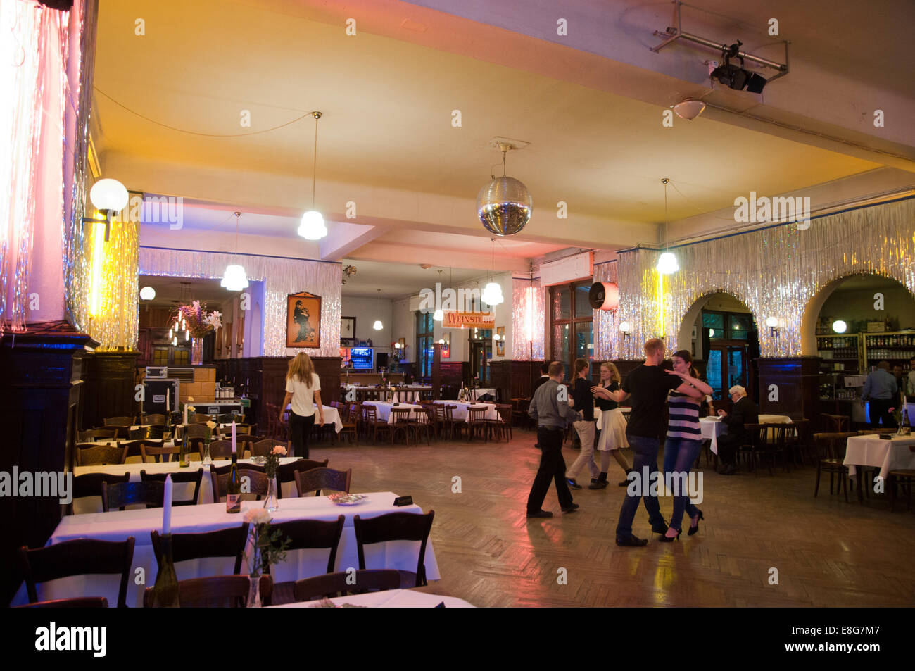 Les personnes qui prennent une leçon de danse dans la salle de danse de Berlin historique Claerchens Ballhaus Banque D'Images