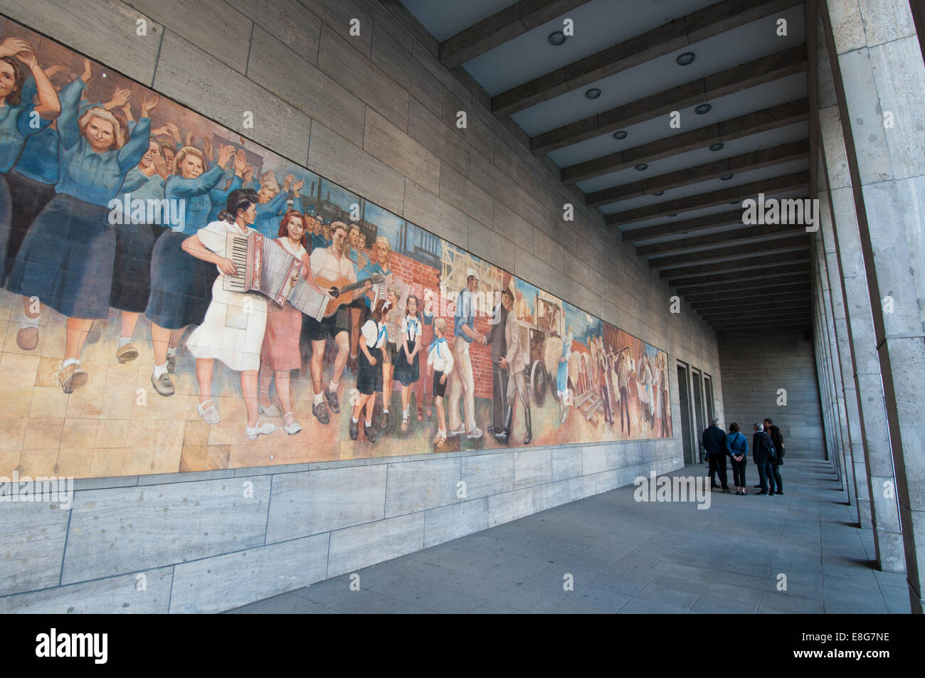 La propagande communiste est-allemand murale sur mur de ministère des Finances Banque D'Images