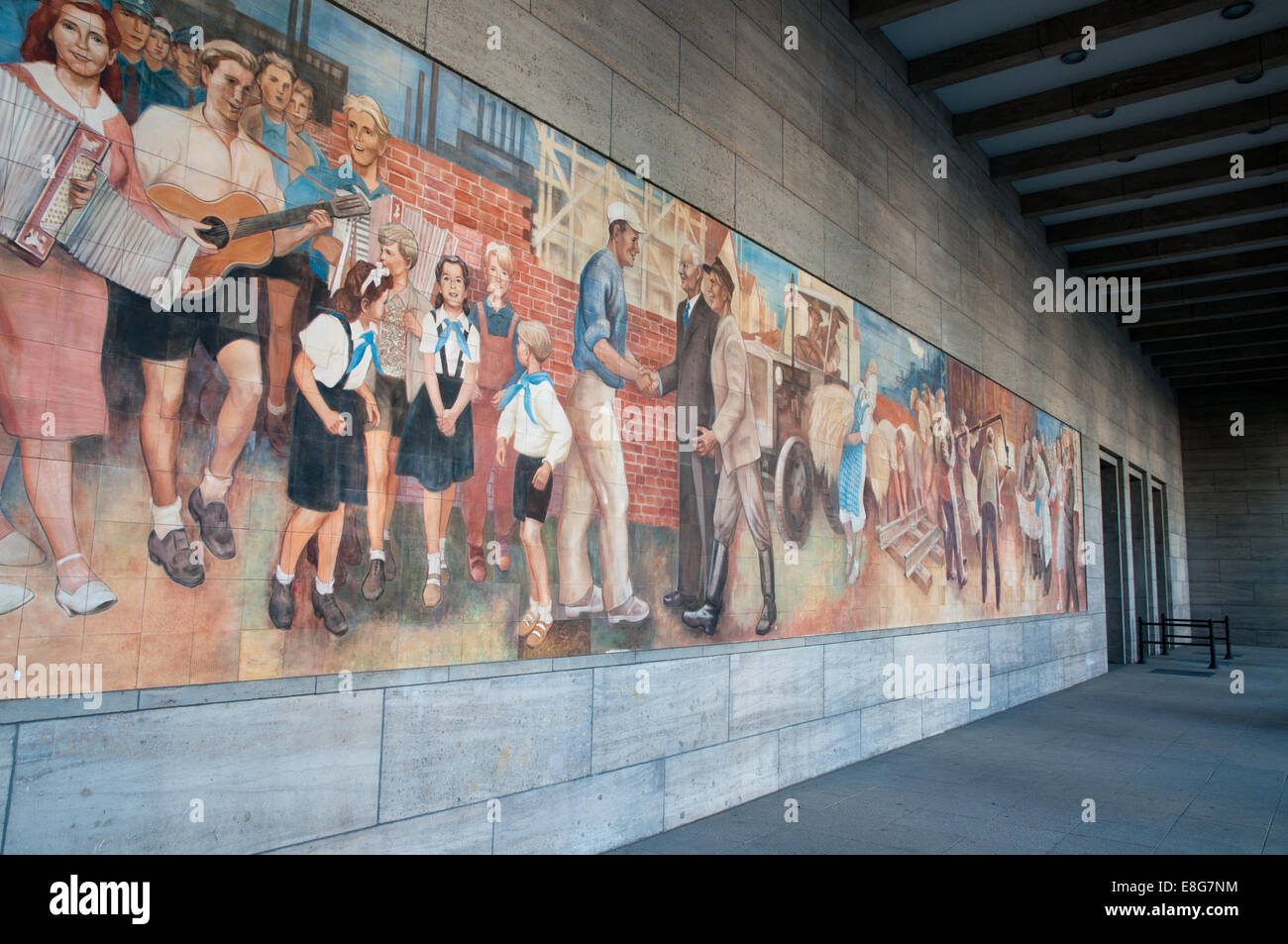 La propagande communiste est-allemand murale sur mur de ministère des Finances Banque D'Images