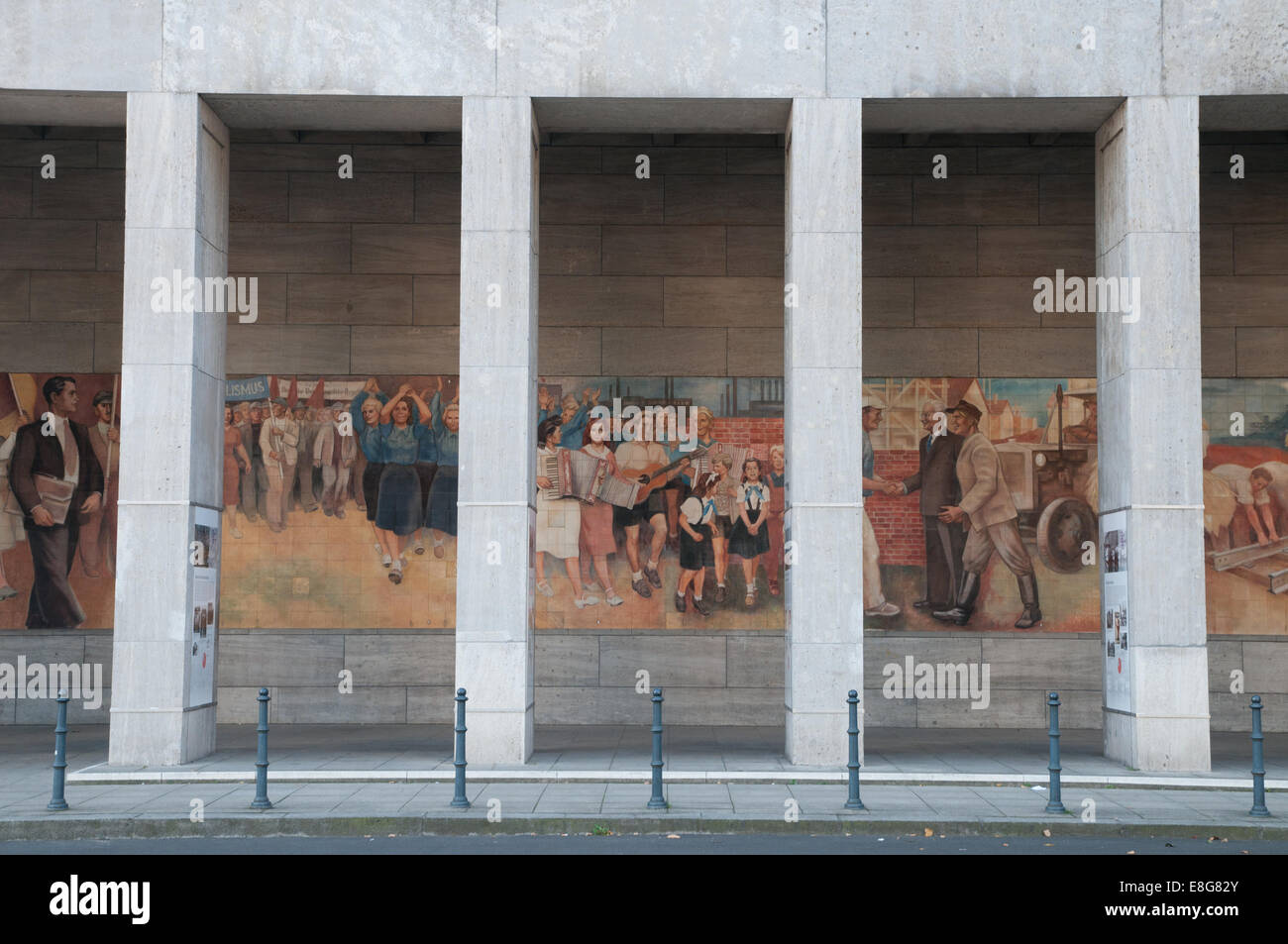 La propagande communiste est-allemand murale sur mur de ministère des Finances Banque D'Images