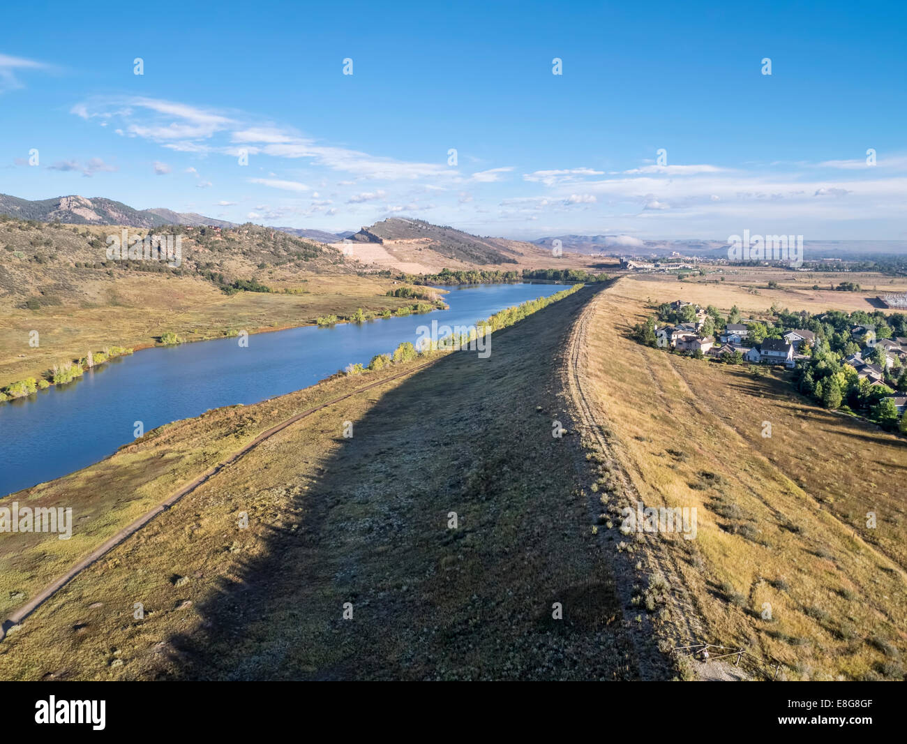 Vue aérienne du lac Dixon et zone naturelle Pineridge au pied des Montagnes Rocheuses Banque D'Images
