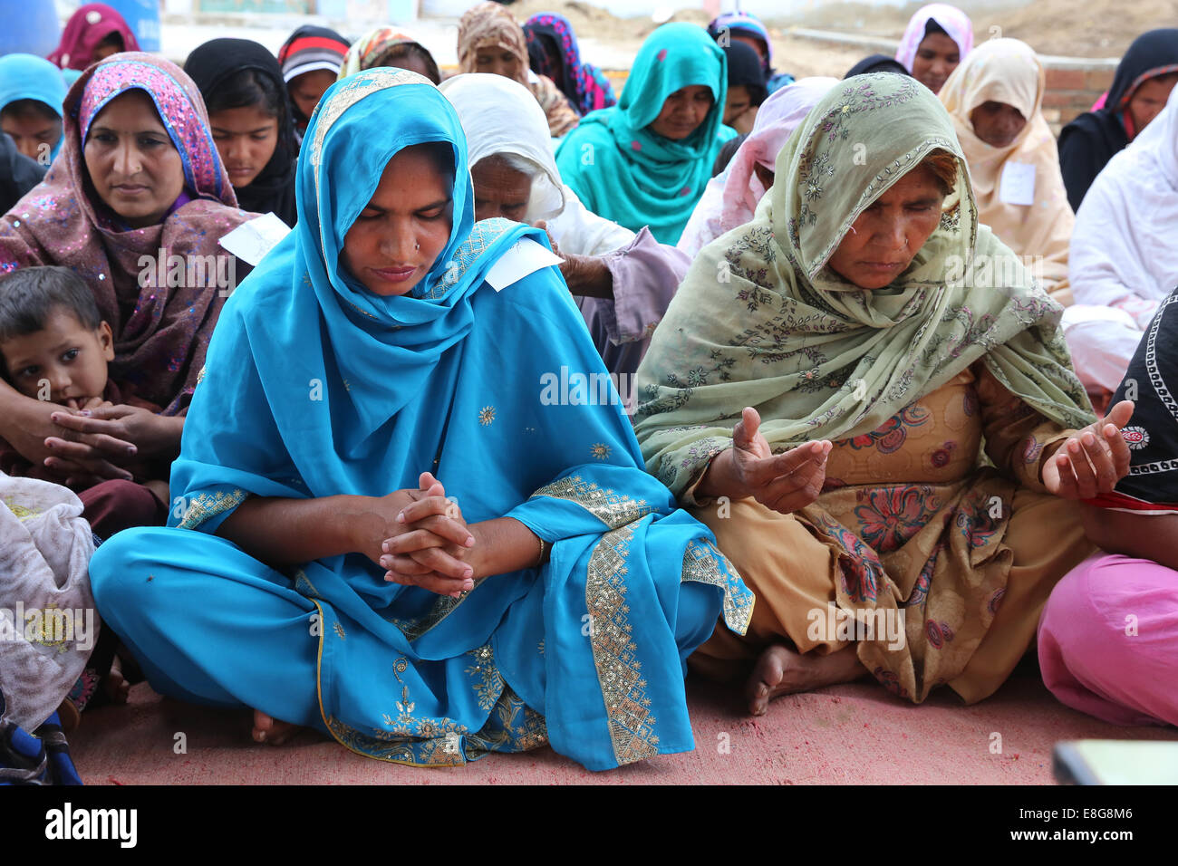 Femmes chrétiennes et musulmanes avec une prière commune. Faisalabad, Pakistan Banque D'Images