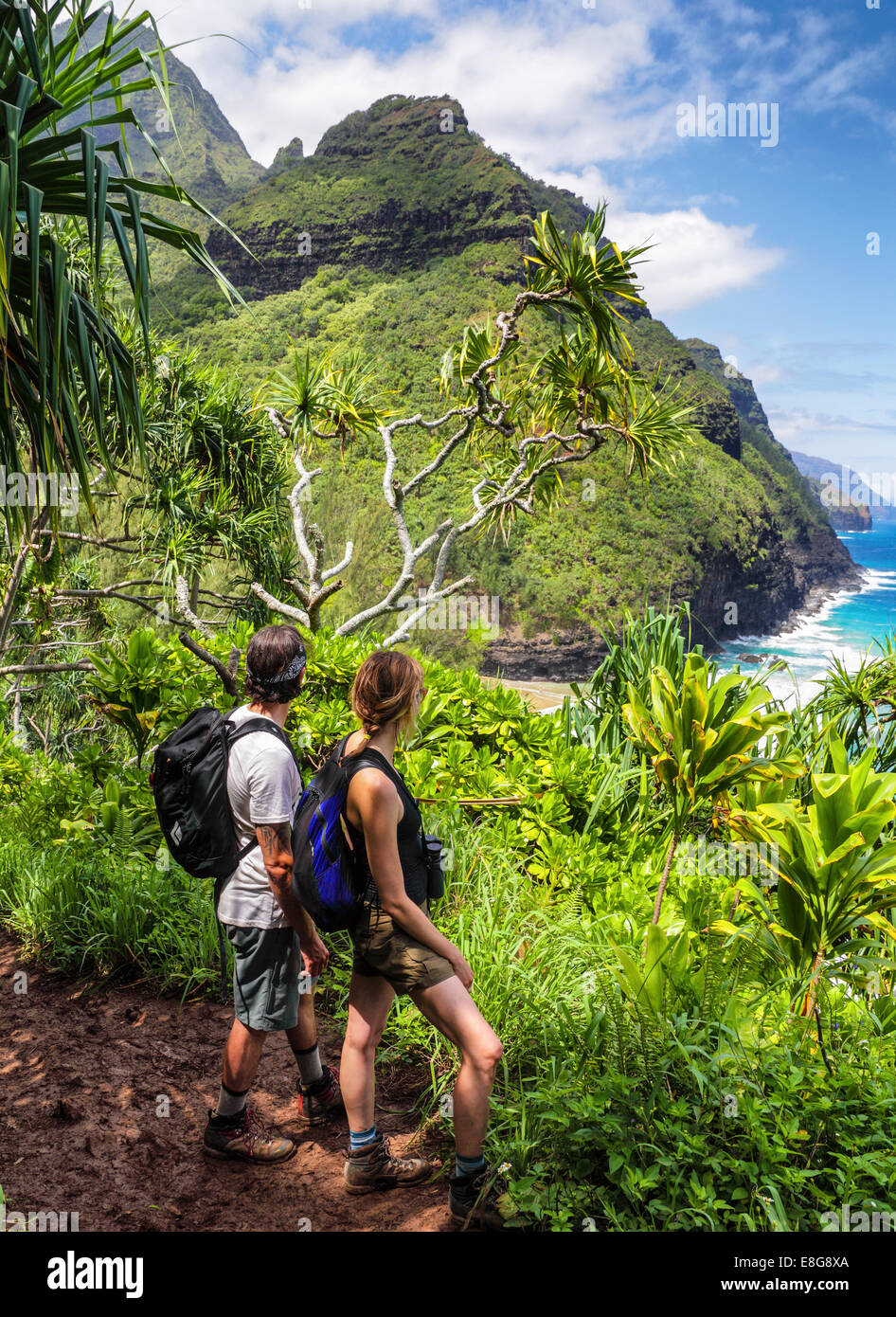 Randonneurs sur le sentier Kalalau sur Kauai, avec aperçu de Hanakapiai Beach Banque D'Images