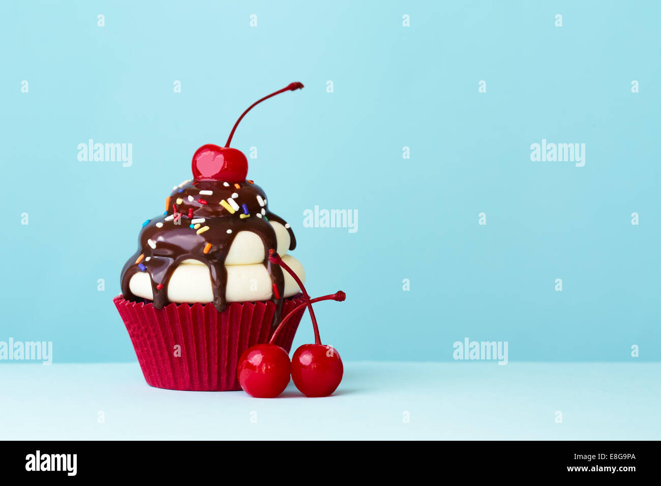 Cupcake à la crème glacée avec copie espace à l'autre Banque D'Images