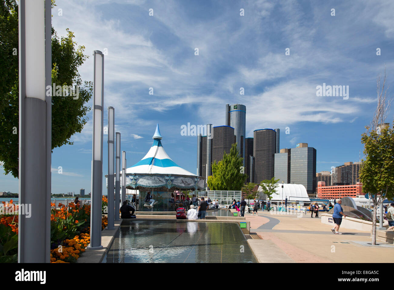Detroit, Michigan - La Renaissance Center et siège de General Motors, de Rivard Plaza le long du Riverwalk de Detroit. Banque D'Images