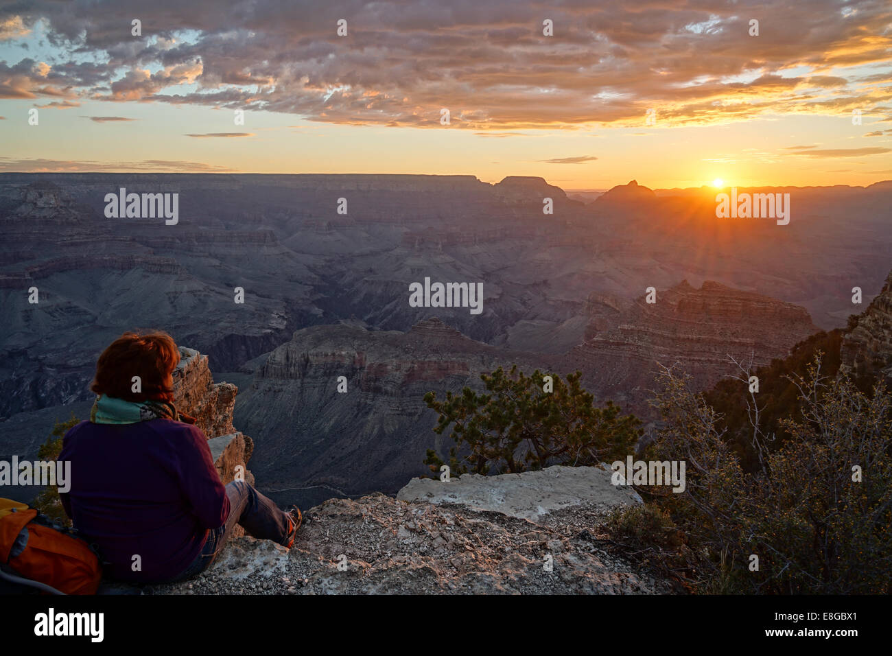 Une femme à la recherche au lever du soleil à couper le souffle à Grand Canyon - South Rim, Arizona Banque D'Images