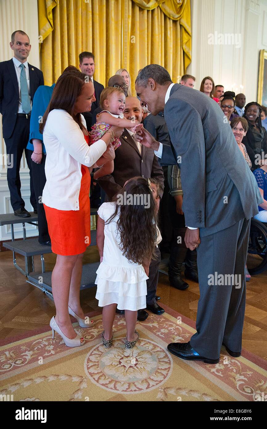 Le président américain Barack Obama salue des guerriers blessés et leurs familles à l'Est Prix au cours de leur visite de la Maison Blanche le 25 août 2014 à Washington, DC. Banque D'Images